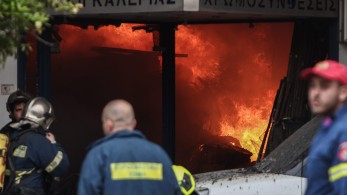 Φωτιά σε χρωματοπωλείο στο ισόγειο πολυκατοικίας στον Πειραιά – Επί τόπου η πυροσβεστική