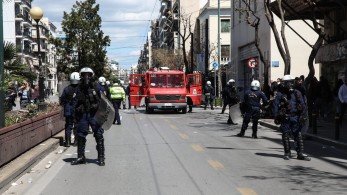 Νέα επεισόδια στην ΑΣΟΕΕ – Κουκουλοφόροι επιτίθενται στα ΜΑΤ – Κλειστή η Πατησίων