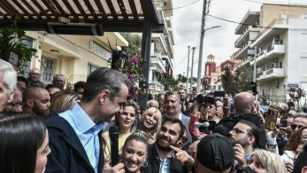 Μητσοτάκης από Πετρούπολη: Διεκδικούμε ισχυρή εντολή – Θέλω καλύτερους μισθούς για όλες και όλους