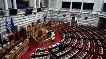 Live η συζήτηση στη Βουλή για την τροπολογία-μπλόκο στο κόμμα Κασιδιάρη