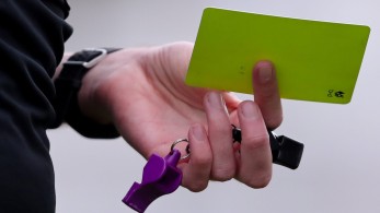 Ο Πολωνός διαιτητής του ΑΕΚ – Άρης κατήγγειλε ότι του επιτέθηκε μεθυσμένος οπαδός του Παναθηναϊκού