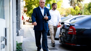 «Ομπρέλα» Δραγασάκη σε Τσίπρα «Ομπρέλα» Δραγασάκη σε Τσίπρα
