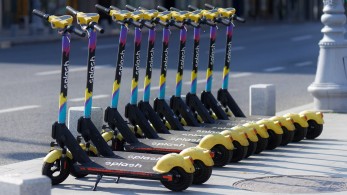Γαλλία: Το Παρίσι θα απαγορεύσει από τον Σεπτέμβριο τα ηλεκτρικά πατίνια
