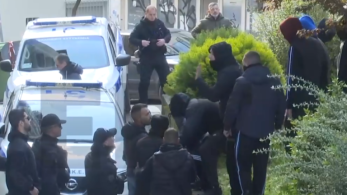 Ιωάννινα: Επίθεση με καφέδες στους συλληφθέντες για την οπαδική συμπλοκή