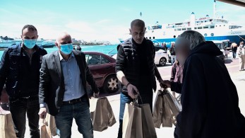 Πασχαλινά «γεύματα αγάπης» σε άστεγους του Πειραιά από τον Δήμο και την ΚΟ.Δ.Ε.Π.