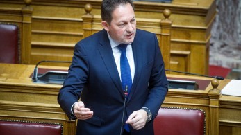 Πέτσας για Τσίπρα: Τσαλαβουτάει στα θολά νερά εκμεταλλευόμενος τις δυσκολίες των ανθρώπων