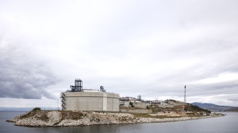 Mytilineos – Blue Grid: Ξεκίνησε η μεταφορά LNG μέσω βυτιοφόρου από τη Ρεβυθούσα