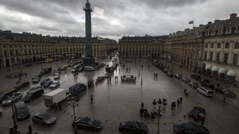 Παρίσι: Ακτιβιστές έριξαν μπογιά στο Ίδρυμα Louis Vuitton και στην πλατεία Βαντόμ
