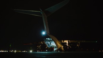 Φτάνουν στην Ελευσίνα οι πρώτοι Έλληνες από το Σουδάν – Απεγκλωβίστηκαν ακόμη επτά