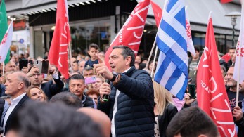 Αήθης επίθεση Τσίπρα κατά Κώστα Καραμανλή – Τυμβωρυχία με την τραγωδία των Τεμπων