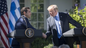 Ο Τσίπρας αντιγράφει Τραμπ και Πούτιν μαζί
