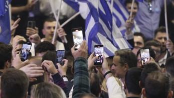 “Πόσες ΔΗΜΗΤΡΕΣ κάνει το σουβλάκι;”- Επικό τρολάρισμα Μητσοτάκη σε Βαρουφάκη