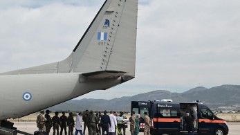 Έφτασαν στην Ελευσίνα οι πρώτοι Έλληνες από το Σουδάν (pics)