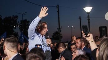Μέτρα στήριξης της κοινωνίας η ΝΔ, «καβγάς» για το 1981 ΣΥΡΙΖΑ και ΠΑΣΟΚ