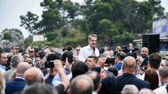 Ο Μητσοτάκης εκτελεί πέναλτι στο TikTok με... υπόκρουση το τρίποντο του Σλούκα