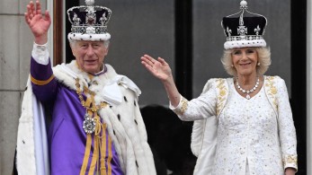 Λιγότεροι είδαν τη στέψη του Καρόλου από την κηδεία της Ελισάβετ