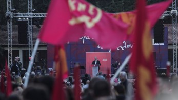 «Σύρραξη» στα… αριστερά: ΣΥΡΙΖΑ κατά ΚΚΕ για την αφίσα στον Πειραιά