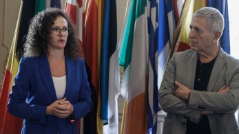 Pega-θεωρίες με συρραφή δημοσιευμάτων αμφιβόλου αξιοπιστίας