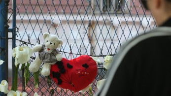 Σερβία: Οι πρώτες κηδείες θυμάτων από τις δύο μαζικές δολοφονίες