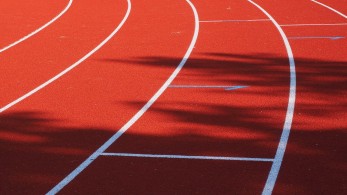 Σάρωσε ο 94χρονος Κώστας Χατζηεμμανουήλ με 4 μετάλλια στο Παγκόσμιο Κλειστού Στίβου στην Πολωνία