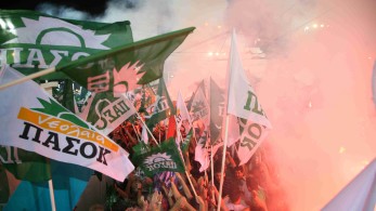 Χιλιάδες οπαδοί του ΠΑΣΟΚ ψηφίζουν Μητσοτάκη από τις πρώτες εκλογές