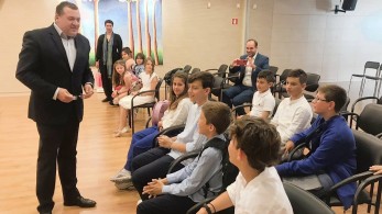 Μαθητές της Ηλιούπολης που αγαπούν τη Μεγαλόνησο υποδέχτηκε στο γραφείο του ο Κύπριος πρέσβης