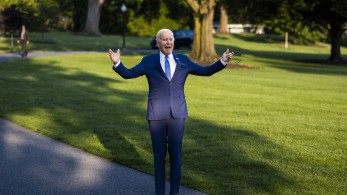 Σκόνταψε κι έπεσε ο πρόεδρος Μπάιντεν (video)