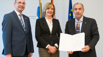 Ύψιστη τιμή για την Ελλάδα και το ΥΠΕΘΑ - Παρασημοφόρηση του Κωνσταντίνου Μπαλωμένου από τον Πρόεδρο της Αυστρίας