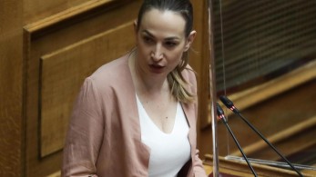 Αγαθοπούλου σε ΣΥΡΙΖΑ: Πλασάρεσαι σαν δύναμη της αλλαγής, αλλά τελικά είσαι δύναμη της ανακύκλωσης