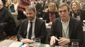 Καλά θα πάει και αυτό: ο Μάντζος ρωτά στις... λαϊκές αν παίρνουν μέρισμα