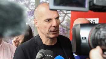 Με το σκυλί του στο σκούτερ αποχώρησε ο Βαρουφάκης Με το σκυλί του στο σκούτερ αποχώρησε ο Βαρουφάκης