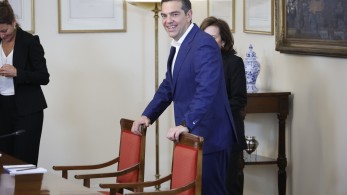 Το «παγωμένο χαμόγελο» και οι άδειες καρέκλες