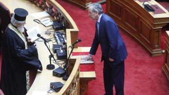Γιατί ο Σαμαράς ορκίστηκε μόνος του στη «φευγαλέα» Βουλή