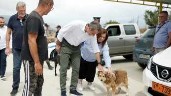Επίσκεψη Μητσοτάκη στο καταφύγιο ζώων «Takis Shelter» στην Ιεράπετρα (εικόνες)