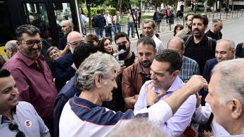 «Πανικός» στο Χαϊδάρι για τον Τσίπρα: «Κοσμοσυρροή» στο… πεζοδρόμιο (Φωτό)