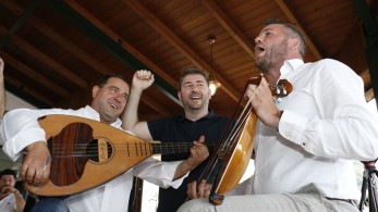 Εκλογές 2023: στη Ροδιά με τσικουδιά και μαντινάδες ο Ανδρουλάκης