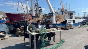 Η Εναλεία με την υποστήριξη του Οργανισμού Κεντρικών Αγορών και Αλιείας καθαρίζουν την θάλασσα και τις Ιχθυόσκαλες