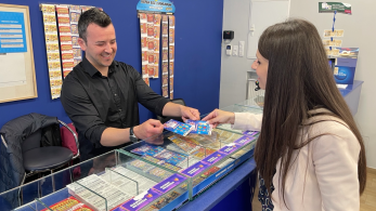 Ένα ξεχωριστό δώρο για τη γιορτή του Κωνσταντίνου και της Ελένης – Ευχές με κέρδη από το ΣΚΡΑΤΣ «ΧΡΟΝΙΑ ΠΟΛΛΑ» με 1 στα 2 να κερδίζει