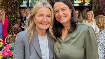 Η Μαρέβα Γκραμπόφσκι σε καφέ στο Περιστέρι πριν την ομιλία του Κυριάκου Μητσοτάκη