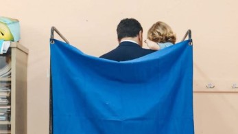 Εκλογές 2023: Με τον γιο του αγκαλιά ψήφισε ο Βασίλης Κικίλιας