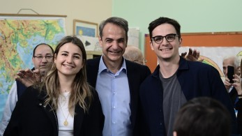 Κυριάκος Μητσοτάκης για τον γιο του που καθυστερούσε στο παραβάν:  «Ελπίζω να σκέφτεται μόνο τους σταυρούς»