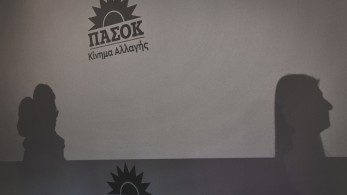 Στα... βήματα της Ζαν ντ'Αρκ το ΠΑΣΟΚ του Ανδρουλάκη