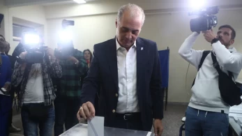 Την είδε Τσίπρας ο Βελόπουλος με χυδαιότητες και λαϊκισμό