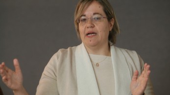 Κατριβάνου (ΣΥΡΙΖΑ) σε βουλευτή της ΝΔ: «Εσείς τους πνίξατε τους ανθρώπους με τις αποτροπές» (Βίντεο)