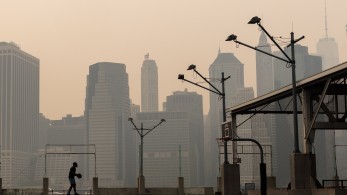 Ο Καναδάς καίγεται, οι ΗΠΑ πνίγονται από τους καπνούς