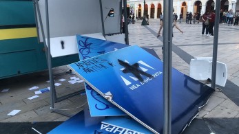 Πάτρα: Τραμπούκοι διέλυσαν το περίπτερο της Νέας Δημοκρατίας και χτύπησαν εθελοντές