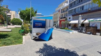 Χαλκίδα: Αγνωστοι τραμπούκοι έκαναν γυαλιά-καρφιά το εκλογικό περίπτερο της Νέας Δημοκρατίας