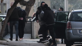 Κολωνός: στη φυλακή οδηγούνται οι επτά από τους οκτώ νέους κατηγορούμενους