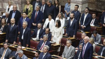 Ο πνιγμένος από τα μαλλιά του πιάνεται: Οι «έξαλλες» αντιδράσεις ΣΥΡΙΖΑ – ΠΑΣΟΚ και ο Σκυλακάκης