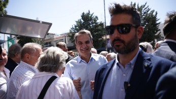 Εκλογές 2023-Μητσοτάκης: αρνήθηκαν να τον χαιρετήσουν στο περίπτερο του ΣΥΡΙΖΑ - «Είστε της σχολής Βαρουφάκη;»